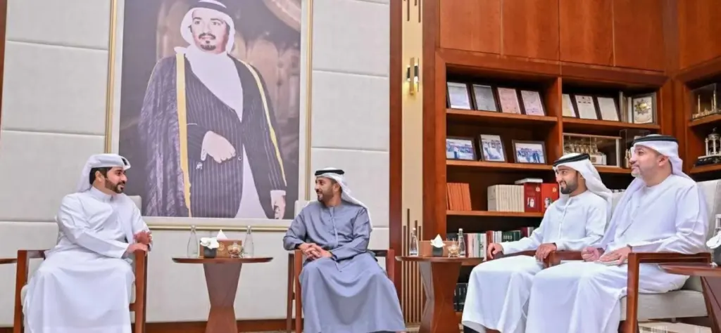 عبد العزيز بن حميد يرحّب بقنصل البحرين