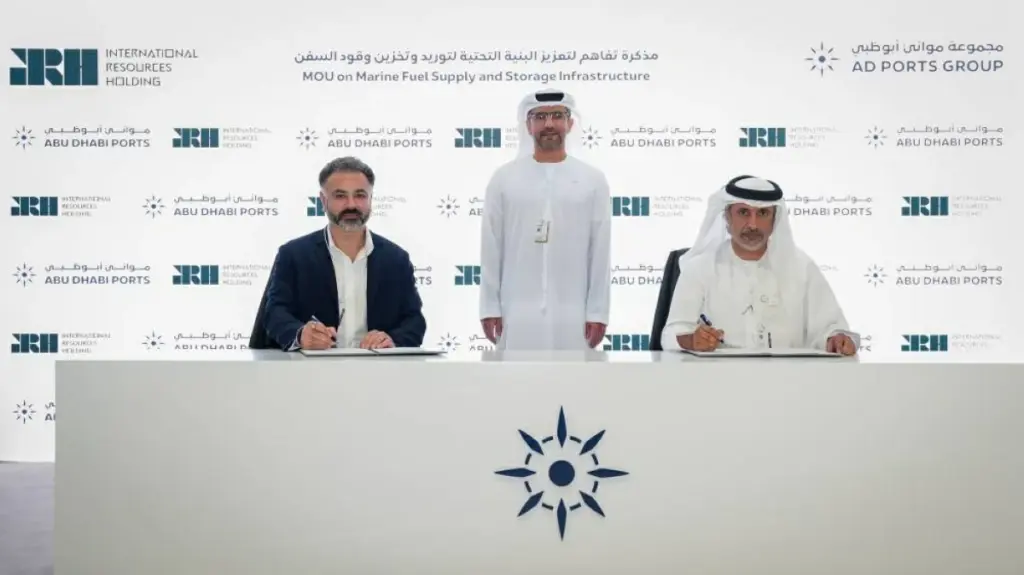 «موانئ أبوظبي» و«آي آر إتش جلوبال تريدينج» توقعان مذكرة تفاهم لاستخدام الوقود البحري البديل