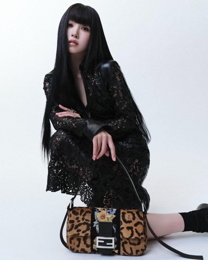 260616 تحديث Elle Japan على Instagram - أطلقت Fendi حملتها الأخيرة التي تركز على حقيبة "Baguette®"، وهي رمز لمهارة الدار والتعبير عن الذات. 👜✨ تتميز هذه الحملة بتشكيلة مرصعة بالنجوم من المشاهير، بما في ذلك سفيرة العلامة التجارية TWICE Mina.