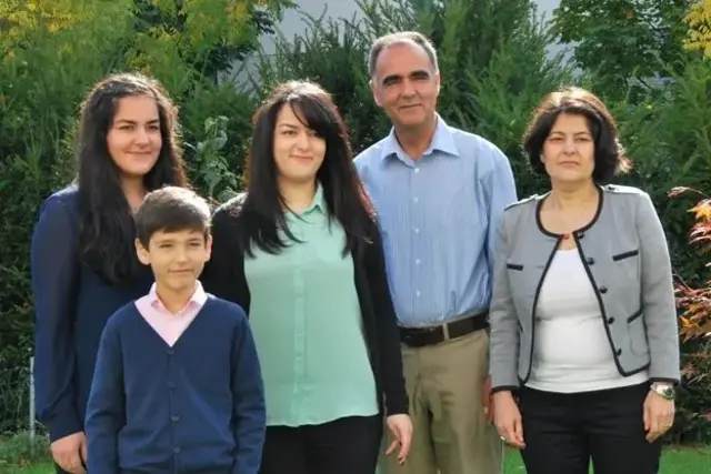 صورة لعبد الأحد مع زوجته وأطفاله