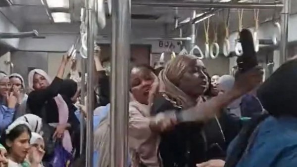 خناقة الشبشب في مترو الأنفاق.. فيديو سيدتين سودانيتين يثير ضجة واسعة