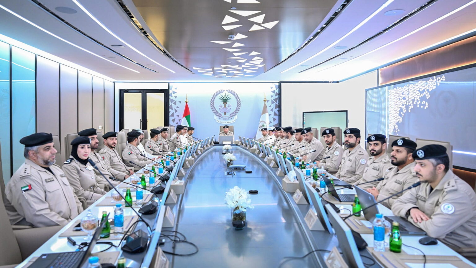 مجلس القيادة العليا بشرطة الشارقة يناقش المشاريع التطويرية