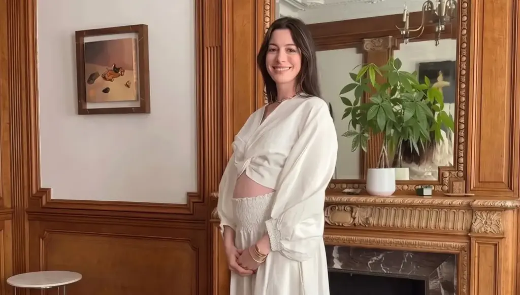 آن هاثاواي تكشف عن حملها الثالث في فيديو مؤثر على انستغرام آن هاثاواي تكشف عن حملها الثالث في فيديو مؤثر على انستغرام