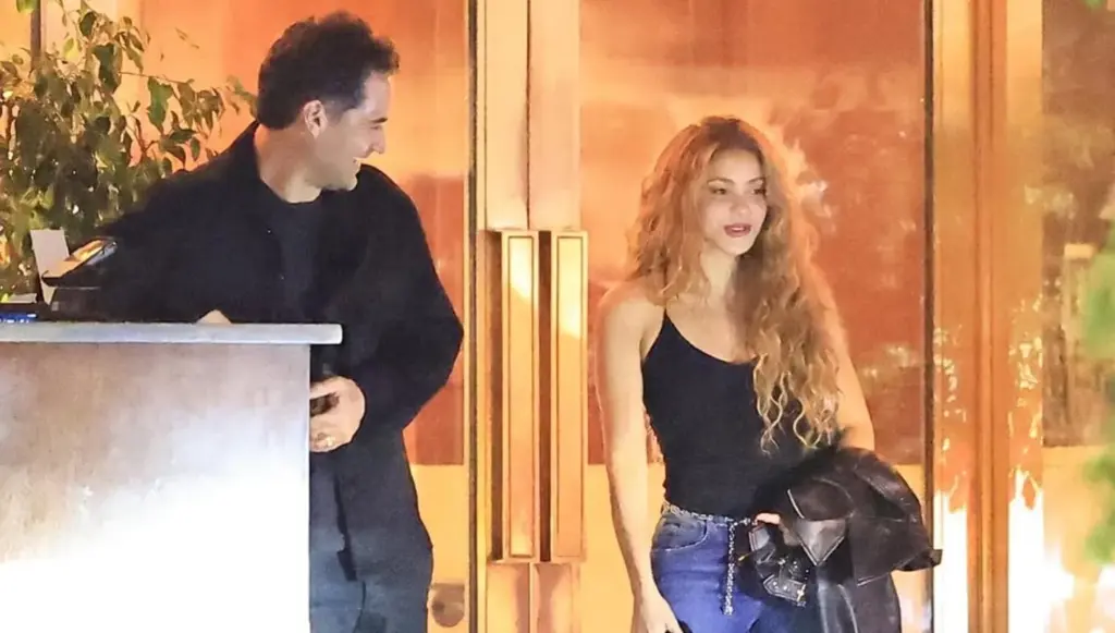شاكيرا تُشعل شائعات الارتباط بعد انفصالها عن بيكيه (صور)