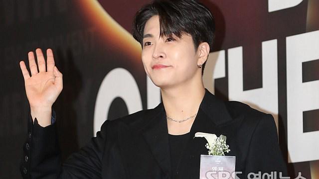 يونغجاي من GOT7 ينتقد منتجي Dream High 2 بسبب الرسوم غير المدفوعة: "ستكون سنة في أغسطس"