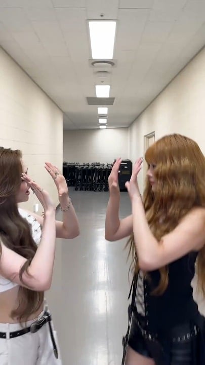 260604 تحديث MEOVV TikTok مع Hong Eunchae - استمع إلى DDI RO RI مع MEOVV Ella (تحدي DDI RO RI)