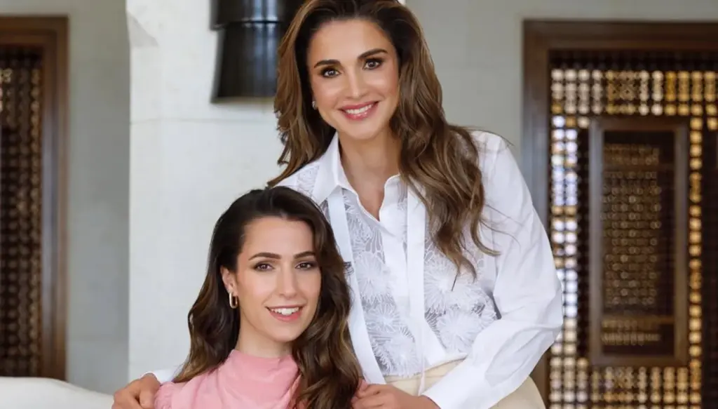 الأميرة رجوة تعتمد أسلوب الملكة رانيا في الموضة… مقارنة بين أجمل إطلالاتهما الأميرة رجوة تعتمد أسلوب الملكة رانيا في الموضة... مقارنة بين أجمل إطلالاتهما
