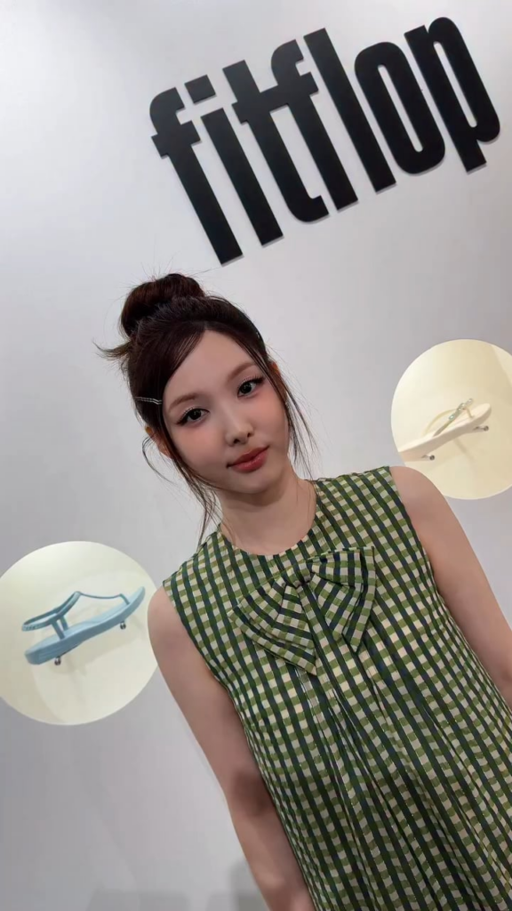 260610 تحديث انستقرام Eyesmag - نايون لطيفة ولطيفة للغاية. 💭 ظهرت نايون من TWICE في النافذة المنبثقة لـ Fitflop '0(ZERO) STEP'. إنها تبدو مثل الأرنب اليوم. 🐰 🎥 مجلة العيون
