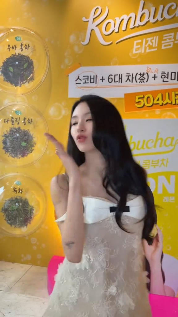 260623 تحديث Instagram Eyesmag - TWICE، حيث تستمر الفتيات الجميلات في الظهور إلى ما لا نهاية بجانب الفتيات الجميلات 🍭 تحقق من التحدي الخاص مع TWICE (@twicetagram) في مختبر Teazen Kombucha في الفيديو أعلاه الآن. 🎥مج العين