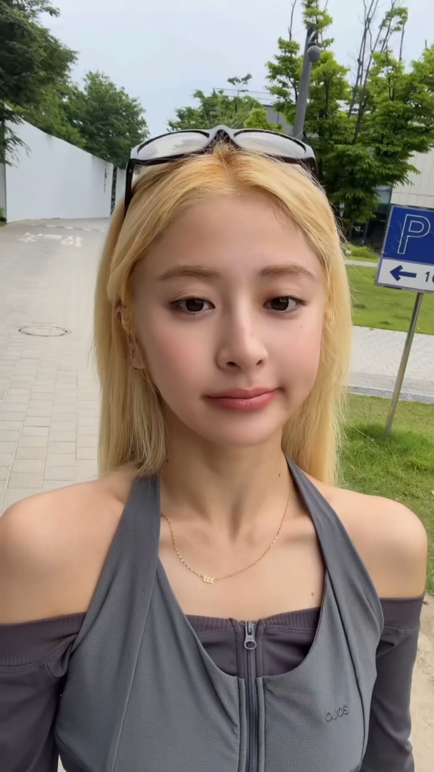 260606 تحديث LE SSERAFIM على TikTok مع Huh Yunjin وHong Eunchae - لا أعرف 🙄