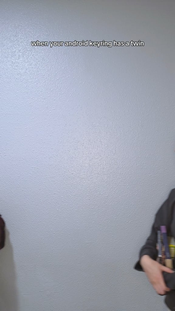 260603 تحديث LE SSERAFIM على TikTok مع Huh Yunjin & Hong Eunchae - وجهة نظر: عندما تكون حلقة مفاتيح Android الخاصة بك بها توأم👥💫