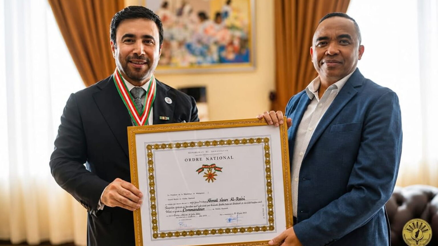 رئيس مدغشقر يمنح اللواء الدكتور أحمد الريسي وسام الضابط الأكبر رئيس مدغشقر يمنح اللواء الدكتور أحمد الريسي وسام الضابط الأكبر