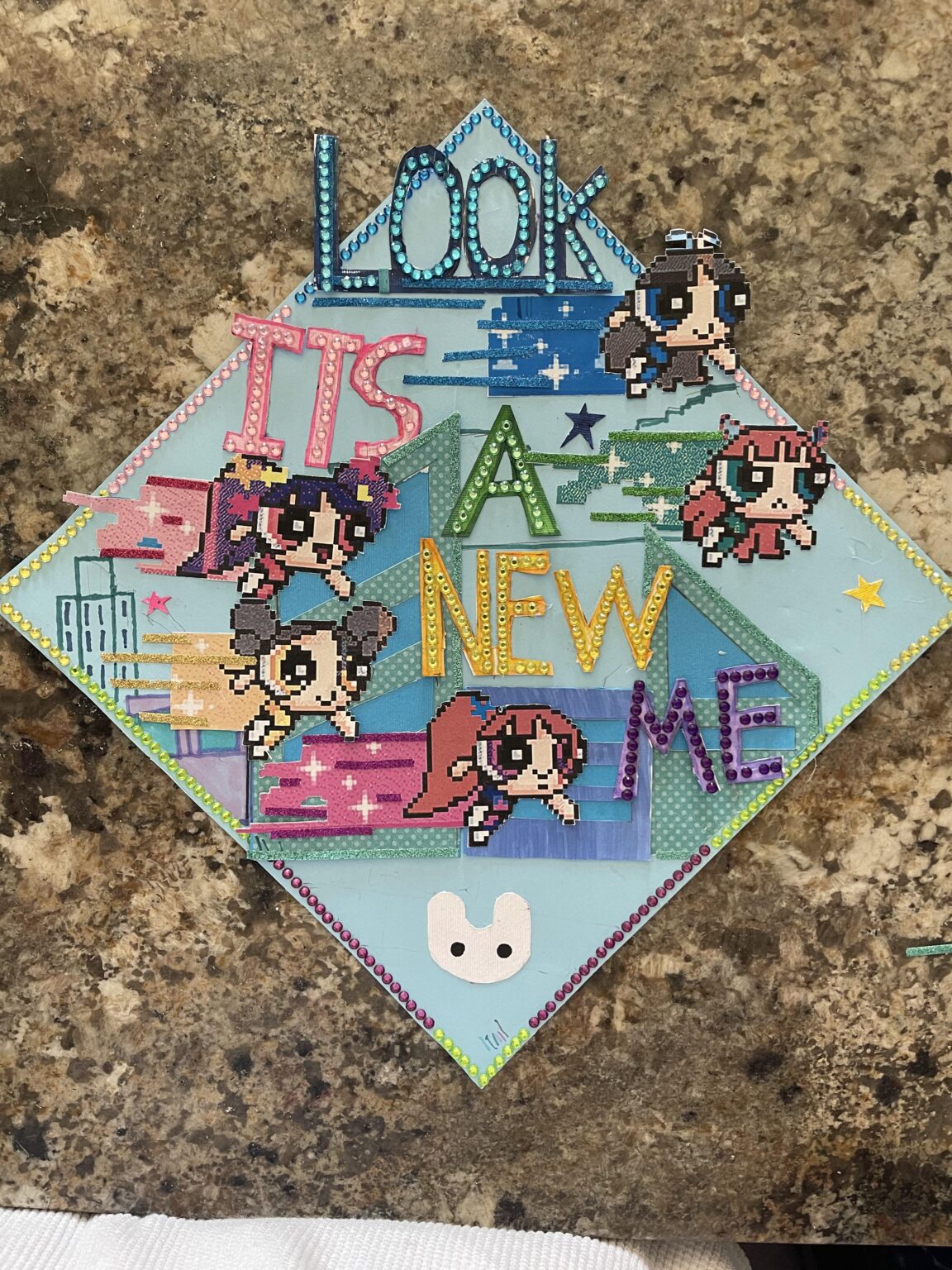 قبعة التخرج الجديدة من الجينز