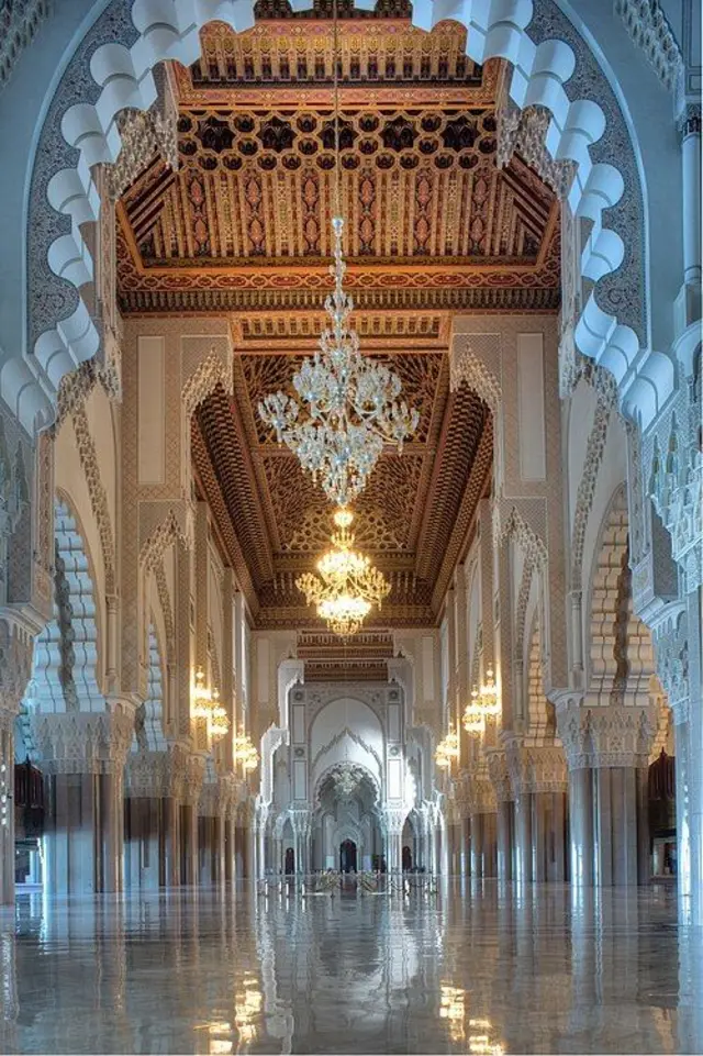صورة لمسجد الحسن الثاني في الرباط بالمغرب من الداخل 