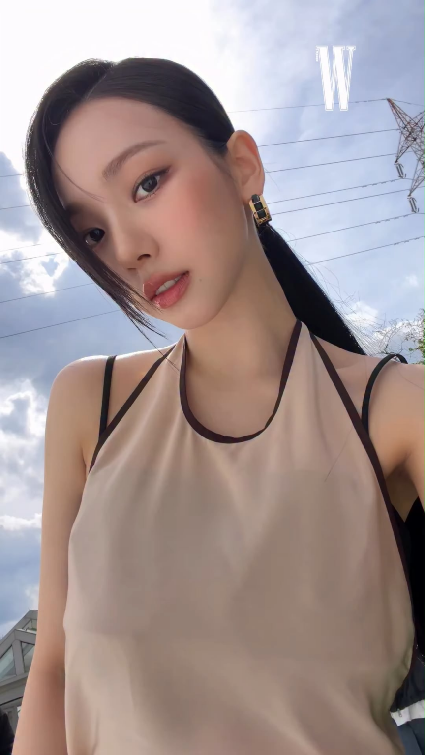 260601 تحديث انستقرام W Korea مع كارينا وشانيل بيوتي