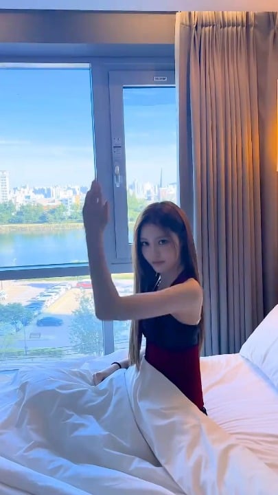 260621 تحديث izna الرسمي على TikTok - Jeong Saebi يشيد بروتين Leeseo قبل النوم: "تقليد Tteotteo Unnie"