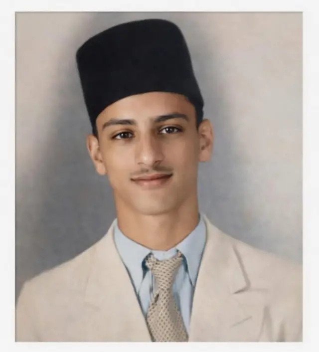 صورة للشيخ محمد صديق المنشاوي في زي الأفندي بالبدلة والطربوش وهو في السادسة عشرة من عمره سنة 1936