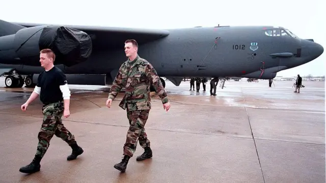 اثنان من أفراد صيانة طائرات B-52 التابعة لسلاح الجو الأمريكي