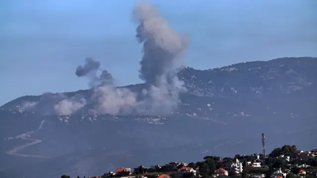 يتصاعد الدخان عقب غارة جوية إسرائيلية في جنوب لبنان، كما يُرى من الجانب الإسرائيلي من الحدود في الجليل الأعلى، شمال إسرائيل.