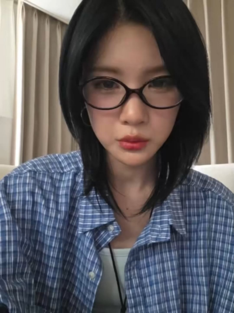 260624 Hearts2Hearts Juun في يوم الرياضة مع aespa: "أوه، لقد رأيت ذلك! أرسله الأعضاء إلى الدردشة الجماعية... سنركض بسرعة على الفور إذا اتصلت بنا! أعتقد أنه سيكون ممتعًا. تحدثنا (H2H) أيضًا كثيرًا عن رغبتنا في القيام بيوم رياضي مع [aespa] سنبانيم..."