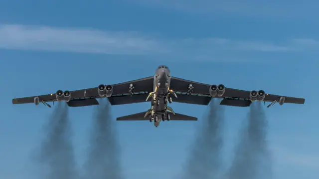 قاذفة B-52 تحلّق على ارتفاع منخفض فوق ريف غلوسترشير، 25 أبريل/نيسان 2026