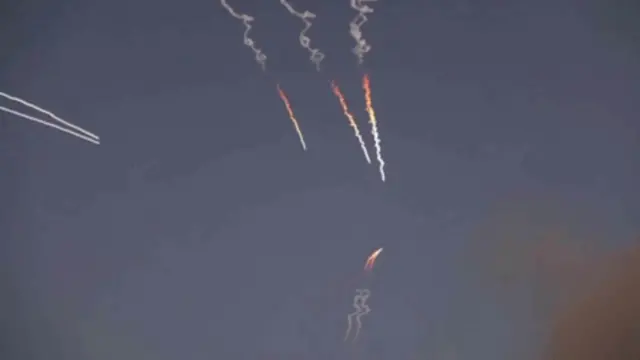 أُطلقت صواريخ إيرانية، حيث أعلن الحرس الثوري الإيراني تنفيذه هجمات على قاعدة أمريكية في الأردن و21 هدفًا آخر في الخليج يوم الأربعاء ردًا على الضربات الأمريكية حول مضيق هرمز، من موقع أُعلن أنه طهران، إيران، في 10 يونيو/حزيران 2026، في هذه الصورة الثابتة المأخوذة من مقطع فيديو.