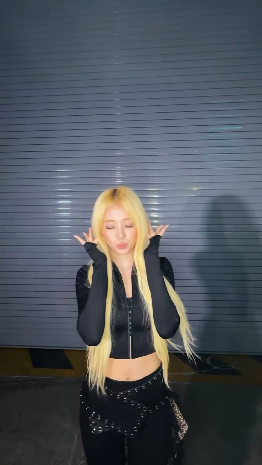 260623 تحديث izna TikTok مع Huh Yunjin - التحرك مثل izna Bang Jeemin (تحدي METRONOME)