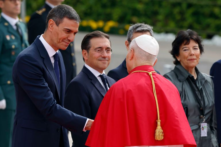 epa13019661 Spain's Prime Minister Pedro Sanchez (L) welcomes Pope Leo XIV at Adolfo Suarez Madrid-Barajas airport, in Madrid, Spain, 06 June 2026. Pope Leo XIV is undertaking an official six-day visit to Spain from 06 to 12 June 2026 covering Madrid, Barcelona, and the Canary Islands. EPA/MARISCAL