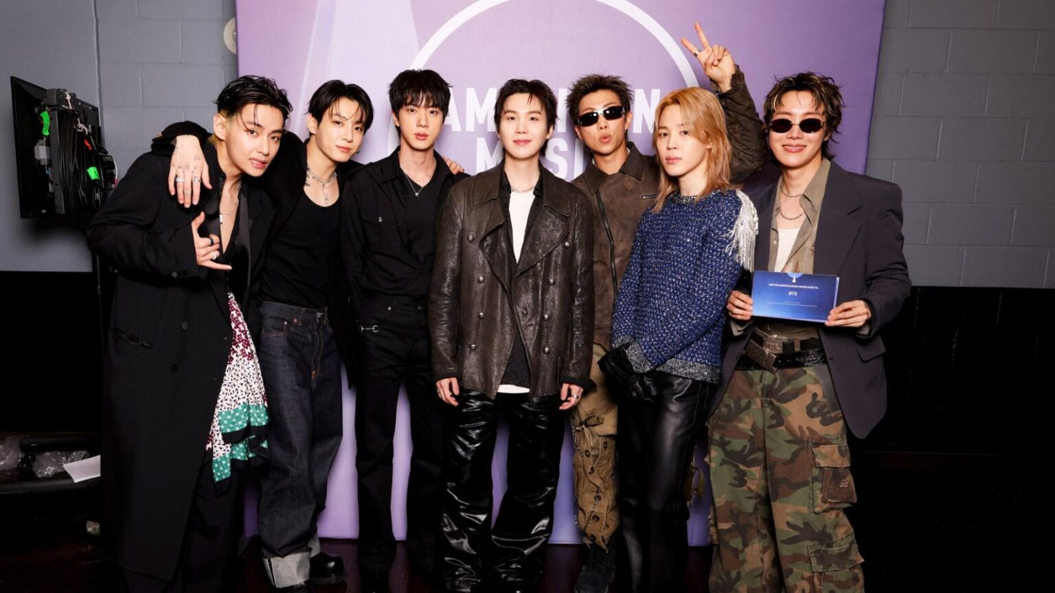 ستقوم فرقة BTS بتفكيك كلمات أغانيها وأطباقها الكورية المفضلة في إصدارات الكتب القادمة