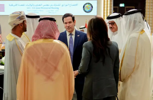 وزير الخارجية الأميركي ماركو روبيو يتحدث مع نظرائه بعد اجتماع مع وزراء خارجية دول مجلس التعاون الخليجي في المنامة، في 25 يونيو/حزيران 2026، ضمن جولته في الشرق الأوسط لبحث الاتفاق المؤقت بين الولايات المتحدة وإيران مع الحلفاء الخليجيين.