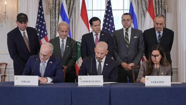 يتابع وزير الخارجية الأمريكي ماركو روبيو مراسم توقيع اتفاقية إطارية بين إسرائيل ولبنان، بحضور مستشار وزارة الخارجية دانيال هولر، وسفير إسرائيل لدى الولايات المتحدة يحيئيل ليتر، وسفيرة لبنان لدى الولايات المتحدة ندى حمادة، وذلك في مقر وزارة الخارجية الأمريكية بواشنطن العاصمة، في 26 يونيو/حزيران 2026. (رويترز/كين سيدينو).
