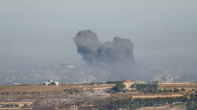 يتصاعد الدخان من بلدة شويكين ومنطقة تل علي الطاهر في محافظة النبطية جنوب لبنان، عقب غارات جوية إسرائيلية في 20 يونيو/حزيران 2026. ونُفذت هذه الهجمات رغم الاتفاق الأمريكي الإيراني.