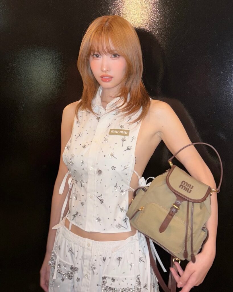 260603 تحديث Momo Instagram - مجموعة Miu Miu Upcycled الجديدة أحب كيف أعادت Miu Miu تصميم قميص أبيض عتيق وبنطلون تشينو كاكي في هذا الإعداد المطرز بالزهور وحقيبة الظهر! #ميوميو