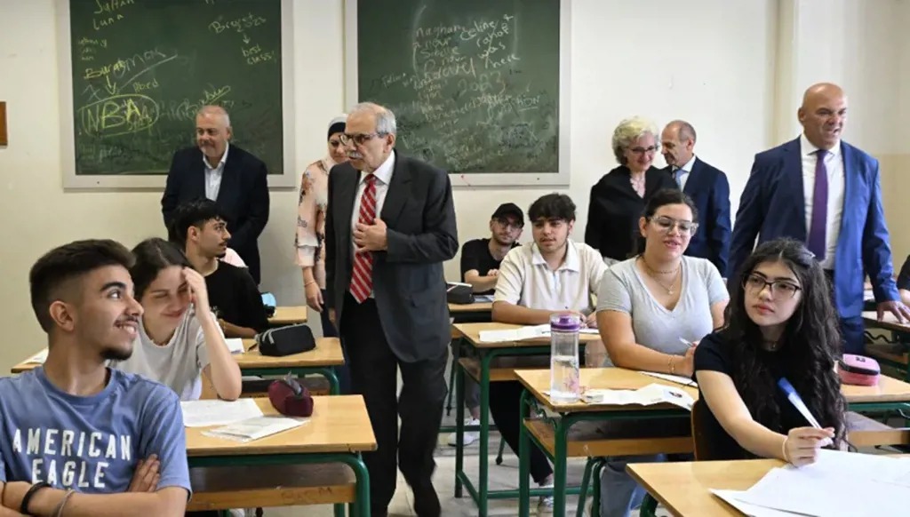 الرئيس سلام يتفقد الامتحانات في ثانوية شكيب أرسلان في فردان العام الماضي (حسام شبارو).