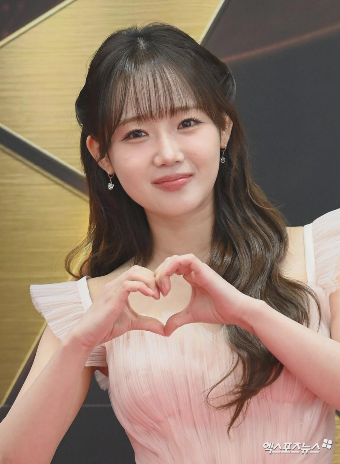 يقال إن Choi Yoojung ستقوم بأول عودة منفردة لها في أواخر يونيو