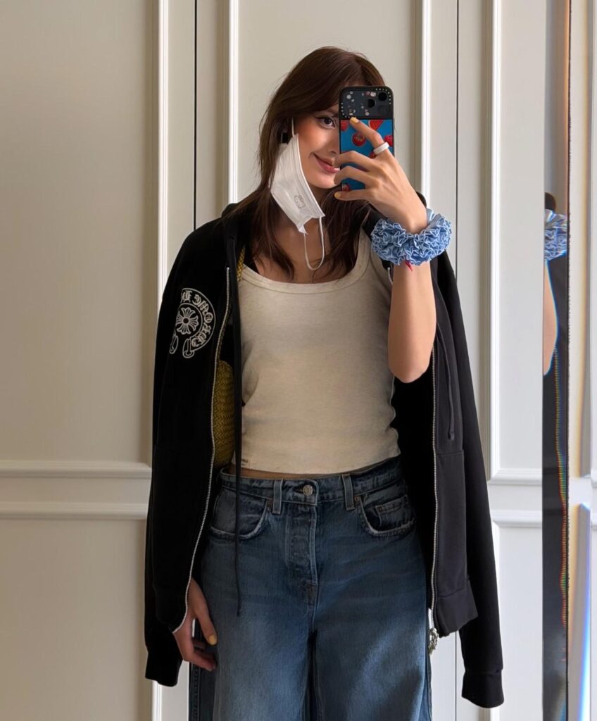 260601 تحديث قصة Lisa IG: صورة شخصية مرآة
