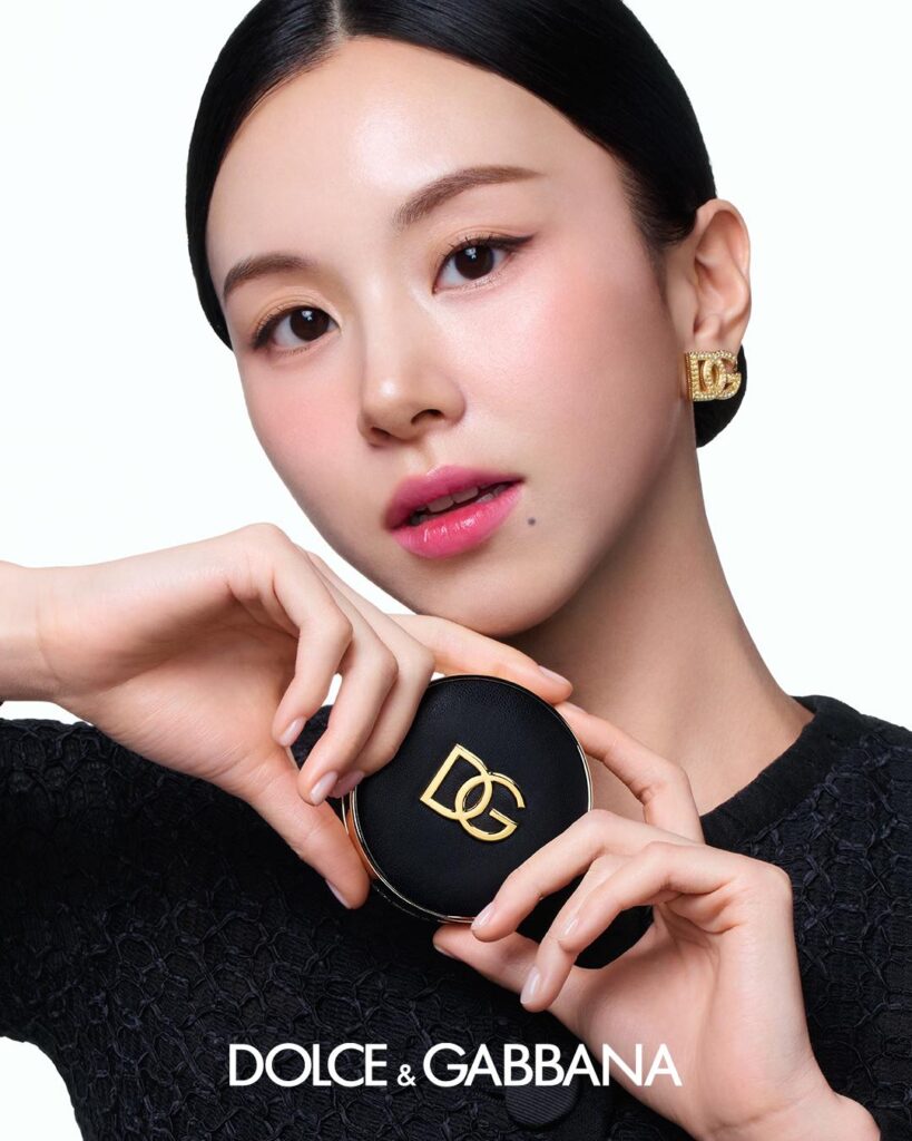 260615 تحديث Dolce & Gabbana على الانستقرام: "استعدي للتوهج مع Chaeyoung. اكتشفي الإشراق المرطب لـ #DolceGabbana Rose Glow Cushion على الرابط في السيرة الذاتية"