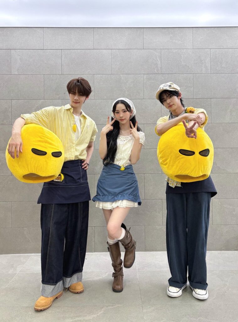260607 برنامج ام بي سي! تحديث Music Core على تويتر مع MC Karina الخاصة. MCs AND2BLE Gyuvin & TWS Dohoon - 260606 صور ما بعد العرض