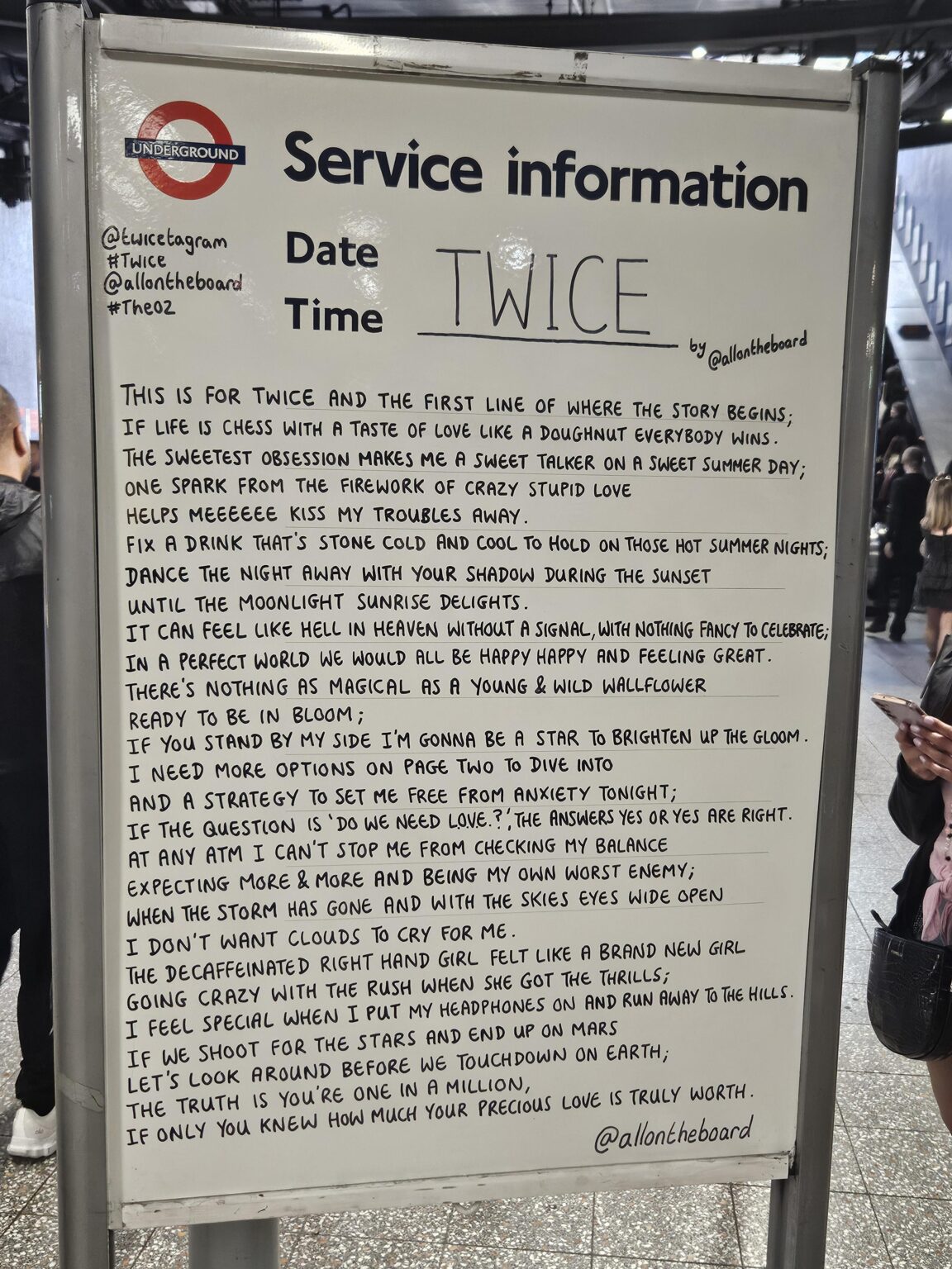 260604 رسالة مرتين من All on the Board في محطة مترو أنفاق North Greenwich (المحطة التي تخدم O2 Arena)