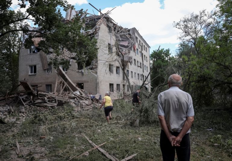 Residents inspect a damaged apartment building hit by Russian military strike, amid Russia's attack on Ukraine, in the frontline city of Sloviansk in Donetsk region, Ukraine June 21, 2026. REUTERS/Anatolii Stepanov