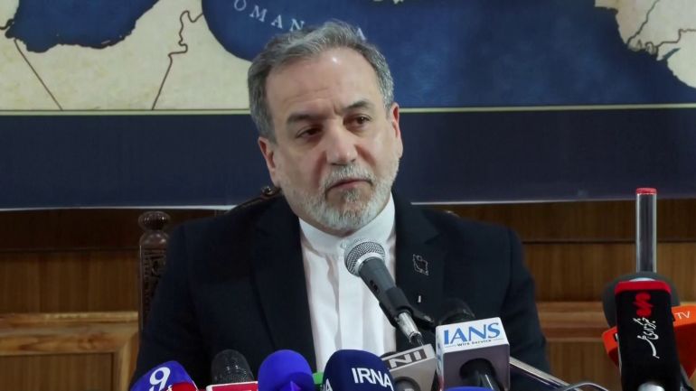 وزير الخارجية الإيراني عباس عراقجي خلال مؤتمر صحفي على هامش اجتماع مجموعة بريكس في نيودلهي