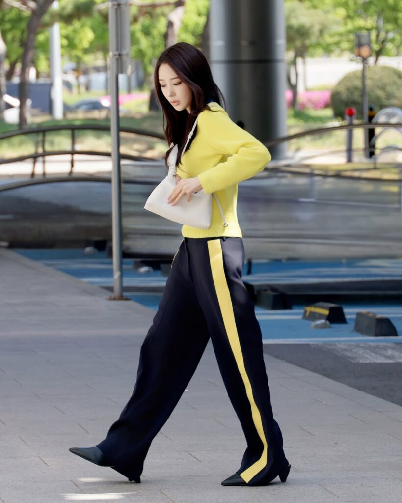 260623 تحديث إنستغرام لـ Cosmopolitan Korea مع جيزيل مع حقيبة وشاح LOEWE
