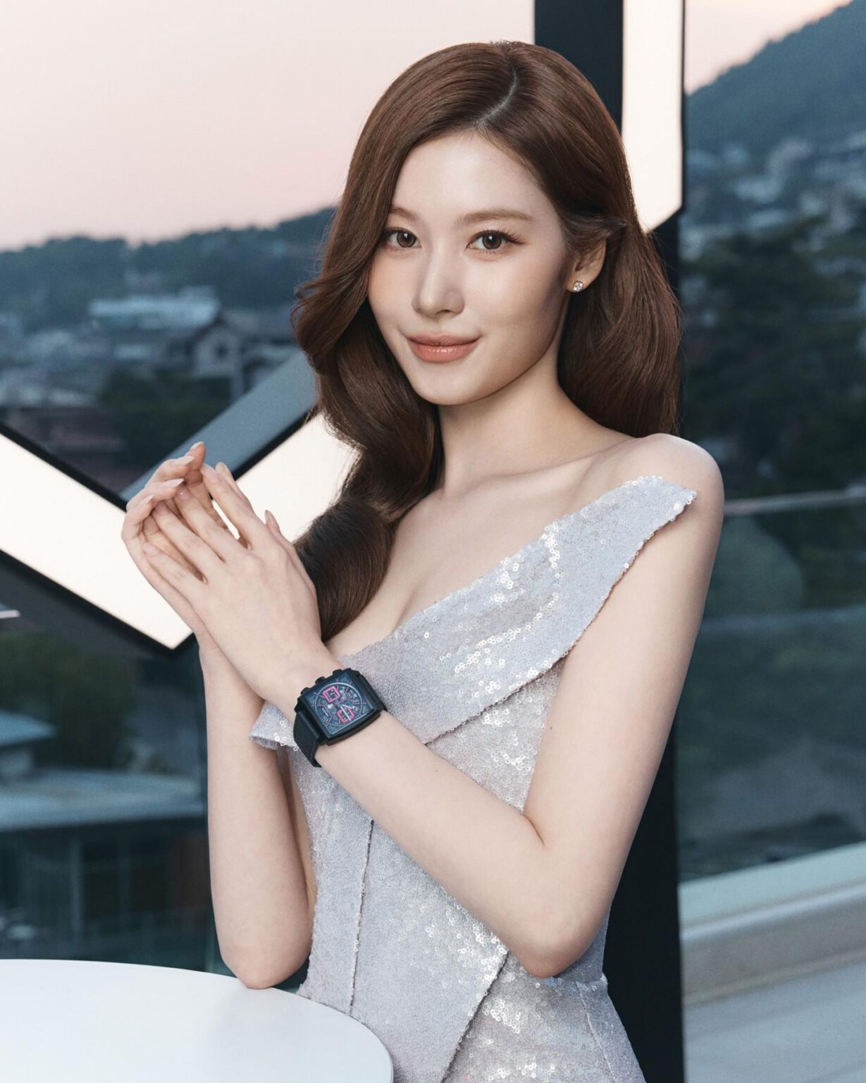 260613 تحديث TAG Heuer على Instagram - من عوالم الموسيقى والثقافة إلى شوارع سيول، جلبت نجمة البوب ​​الكورية سانا أسلوبها المميز إلى أمسية مليئة بالسحر وتراث صناعة الساعات مع ساعة TAG Heuer Monaco Chronograph بجانبها