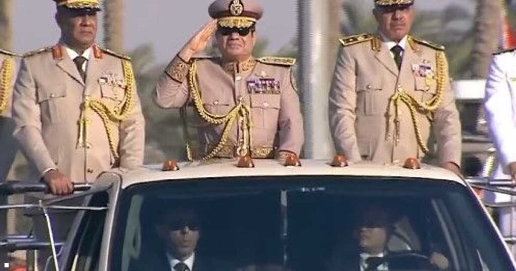 (فيديو) مرتديا الزي العسكري.. السيسي يفتتح “الأوكتاغون” (فيديو) مرتديا الزي العسكري.. السيسي يفتتح "الأوكتاغون"