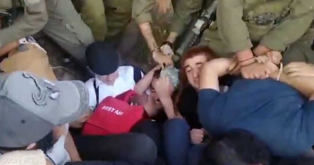 الجيش الإسرائيلي يعتقل مواطنين حاولوا دخول الأراضي السورية الجيش الإسرائيلي يعتقل مواطنين حاولوا دخول الأراضي السورية