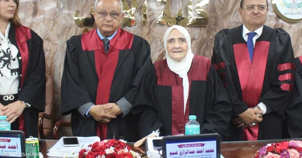 آمال إسماعيل..مصرية تهزم السرطان وتنال الدكتوراه في سن الـ83 آمال إسماعيل..مصرية تهزم السرطان وتنال الدكتوراه في سن الـ83