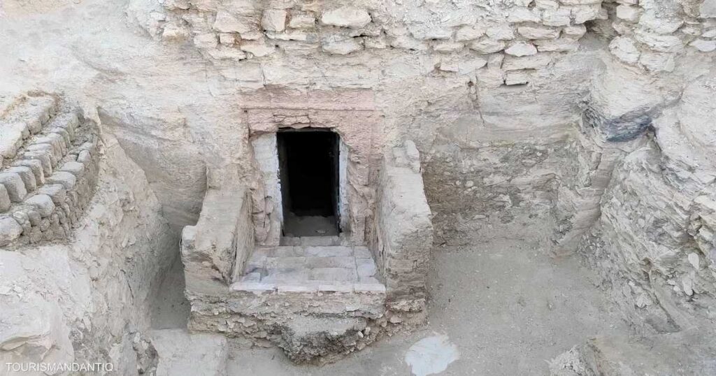 مصر.. الكشف عن مقبرة “باسر” بالبر الغربي في الأقصر مصر.. الكشف عن مقبرة "باسر" بالبر الغربي في الأقصر