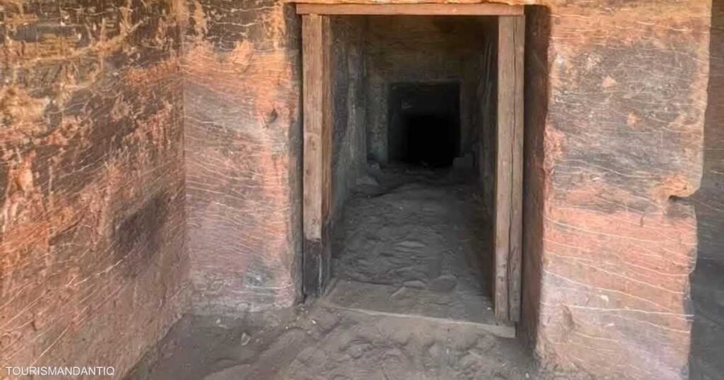 مقابر ونقوش هيروغليفية.. كشف أثري جديد في سقارة مقابر ونقوش هيروغليفية.. كشف أثري جديد في سقارة