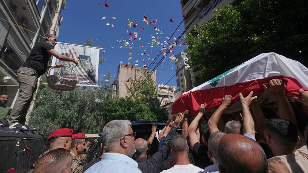 4 قتلى بينهم 3 نساء في غارة إسرائيلية على النبطية الفوقا.. ولبنان يحذر من تداعيات “استمرار الاحتلال” 4 قتلى بينهم 3 نساء في غارة إسرائيلية على النبطية الفوقا.. ولبنان يحذر من تداعيات "استمرار الاحتلال"
