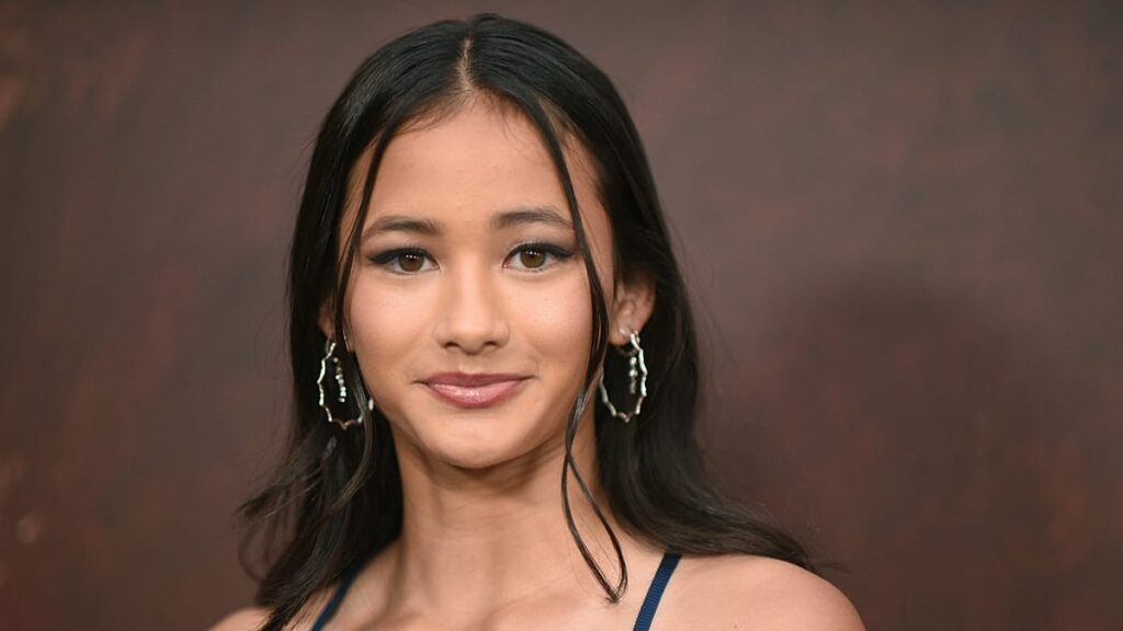 تكريم الممثلة “كيلي هوتل” من فيلم “غودزيلا ضد كونغ” بعد مقتلها بحادث سير عن عمر 18 عاما تكريم الممثلة "كيلي هوتل" من فيلم "غودزيلا ضد كونغ" بعد مقتلها بحادث سير عن عمر 18 عاما